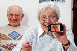 Який телефон обрати для своєї бабусі чи дідуся?
